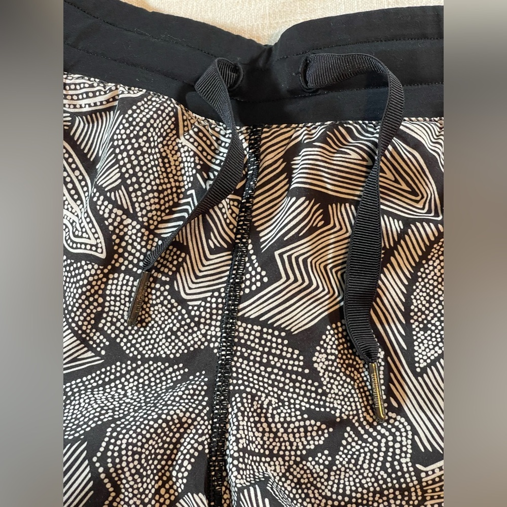 Lululemon Hotty Hot 2" Running Shorts Womens Dottie Tribe White Black Sz 10 - Picture 5 of 11